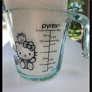 BRAND NEW Hello Kitty Pyrex 2 cup measuring cup